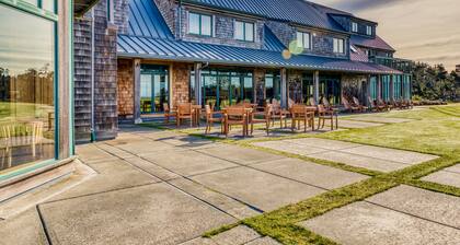 Single-level, dog-friendly home w/ private fenced-in yard & easy beach access