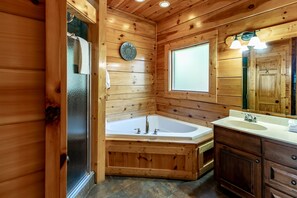 Combined shower/bathtub, free toiletries, hair dryer, towels - SmokyStays 6 Bedroom Cabin (Pigeon Forge)