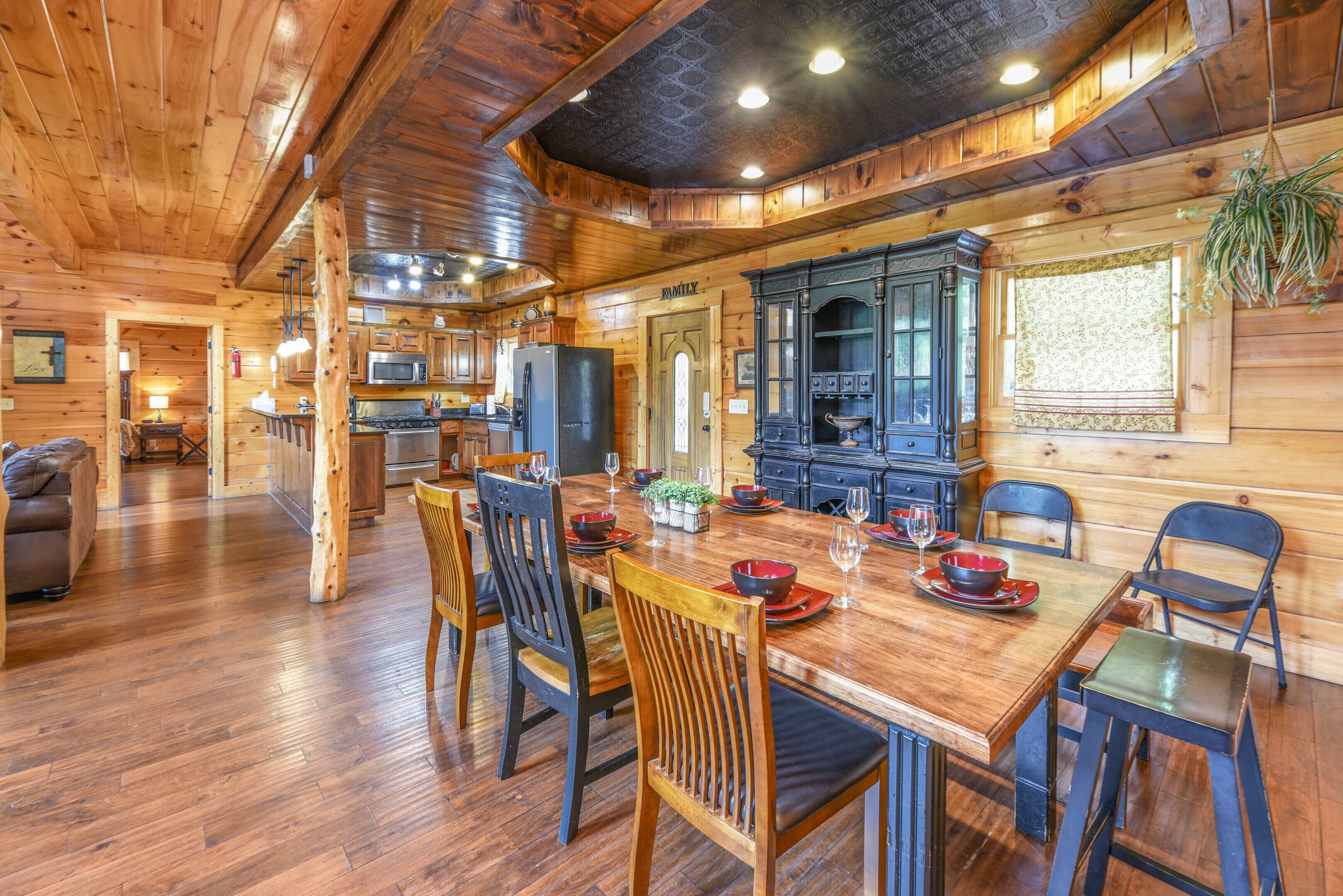 L’intérieur d’une cabane en bois comprend un coin repas, une cuisine et un espace de vie.