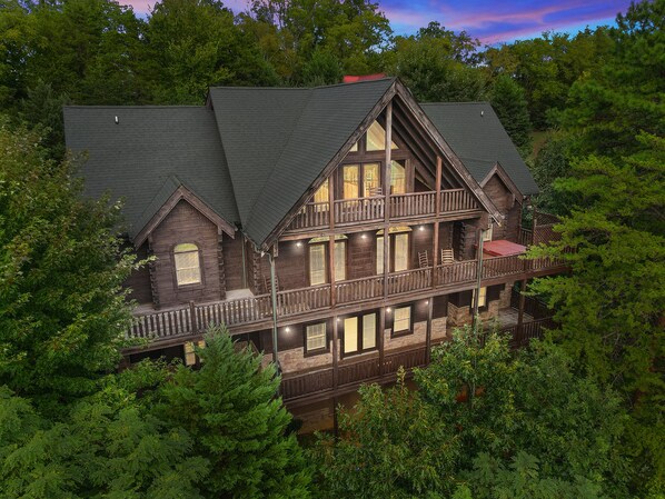 Exterior - SmokyStays 6 Bedroom Cabin (Pigeon Forge)