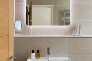 Duschwanne, Haartrockner, Handtücher