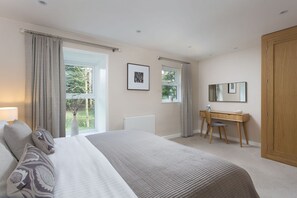 2 bedrooms, iron/ironing board, WiFi - 12 Pear Tree House - sleeps 4 guests in 2 bedrooms (York)