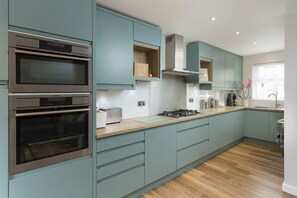 Kühlschrank, Mikrowelle, Herdplatte, Geschirrspüler