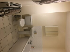 Badkar/dusch, hårtork, handdukar och tvål