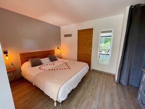 1 bedroom, iron/ironing board, free WiFi, bed sheets - Studio Anemone: self-catering cottage in Sarlat with private heated pool (Sarlat-la-Canéda)
