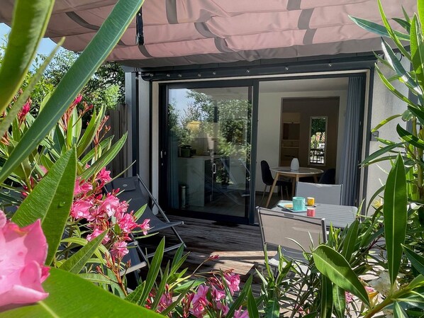 Outdoor dining - Studio Anemone: self-catering cottage in Sarlat with private heated pool (Sarlat-la-Canéda)