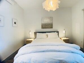 Design Apartment | Egyptian cotton sheets, premium bedding, memory foam beds - Top Floor with Amazing Views (Kirkland)