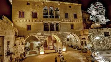 Suite de lujo, hidromasaje, en el área del patio | Vista al patio