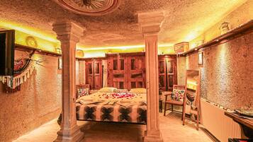 Superior Room, 1 Bedroom, Non Smoking, Jetted Tub (4) | Premium bedding, memory-foam beds, minibar, individually decorated