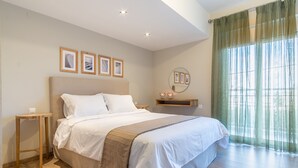 Un dormitorio con una cama grande, una mesita de noche, un espejo y cuadros en la pared.