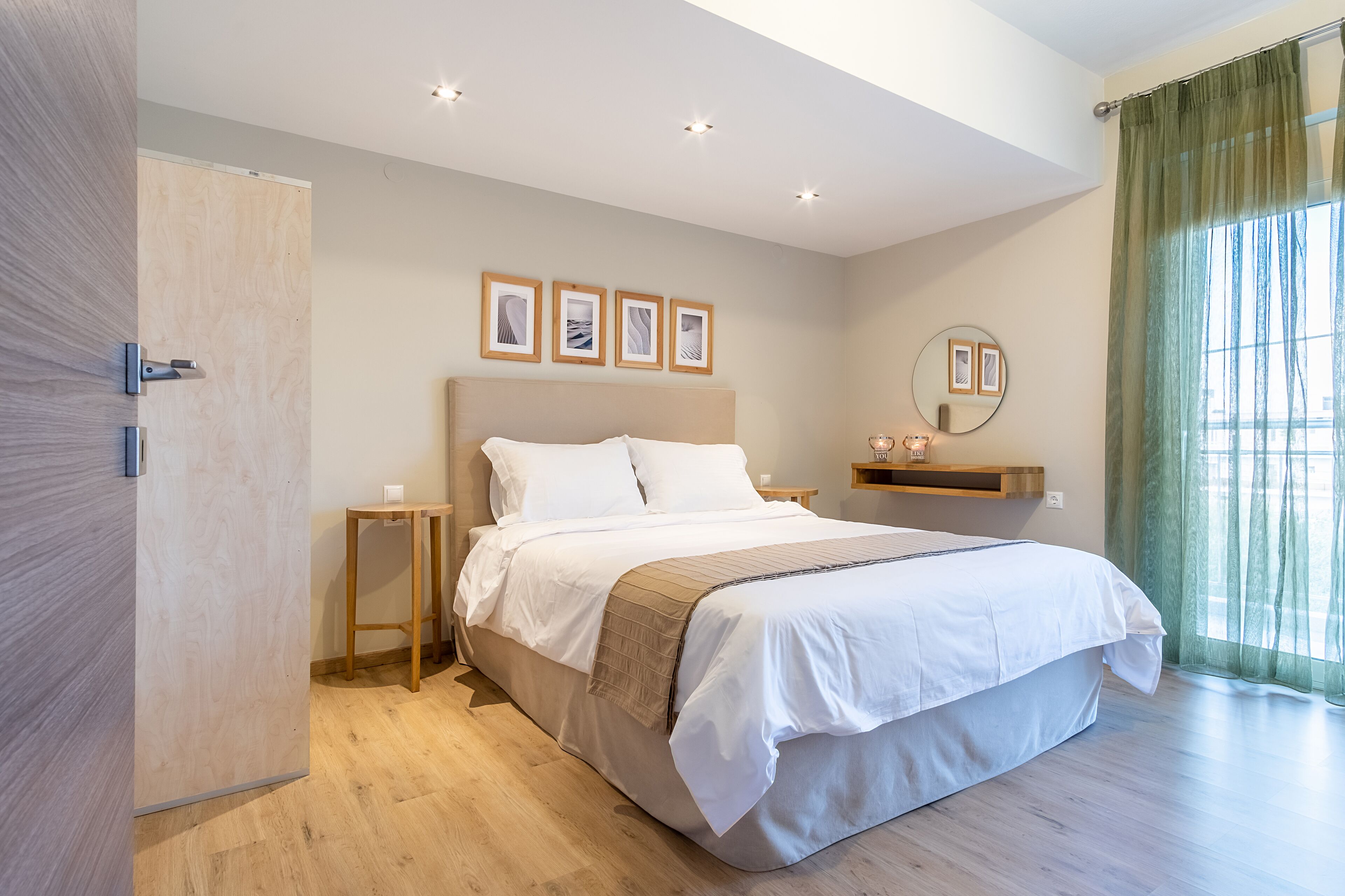 2 slaapkamers, een kluis op de kamer, een strijkplank/strijkijzer, wifi
