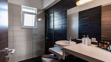 Een douche, een haardroger, handdoeken, zeep