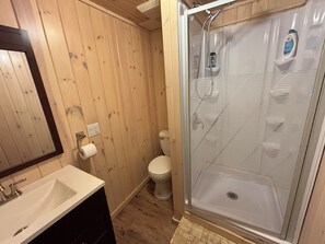 Hair dryer, towels, soap, shampoo - Welcome to the Lakehouse - Year Round Getaway (McKellar)