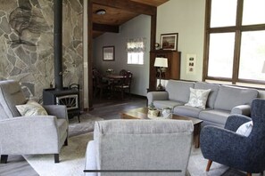 Smart TV, chimenea y libros 