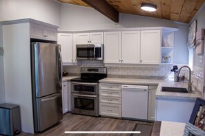 Jääkaappi, mikroaaltouuni, uuni, liesi