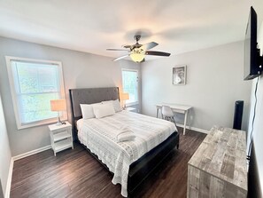 3 bedrooms, desk, iron/ironing board, free WiFi