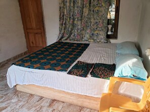 Tabla de planchar con plancha, wifi gratis y ropa de cama 