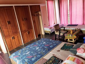 Tabla de planchar con plancha, wifi gratis y ropa de cama 