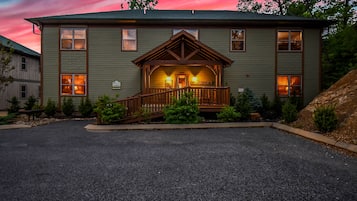 Voorkant accommodatie - avond/nacht