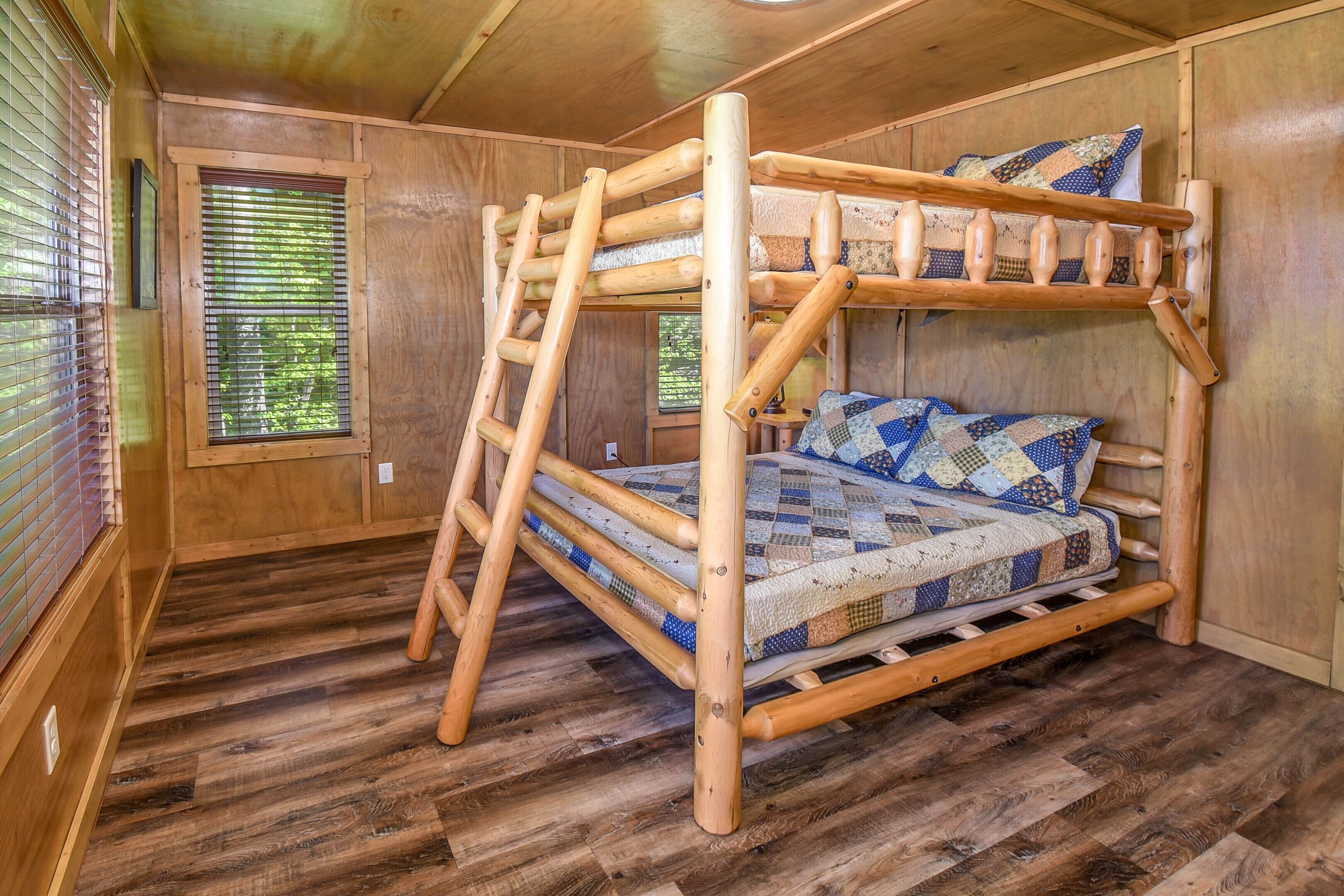 Ein Stockbett mit Holzgestell und gesteppter Bettwäsche.