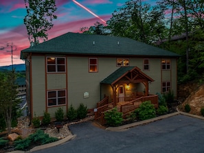 Front of property – evening/night - SmokyStays 10 Bedroom Cabin (Pigeon Forge)