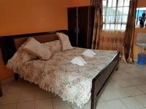 Fer et planche à repasser, Wi-Fi gratuit, draps fournis