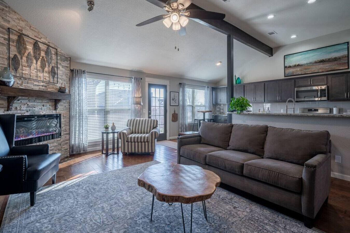 Televisión y chimenea 