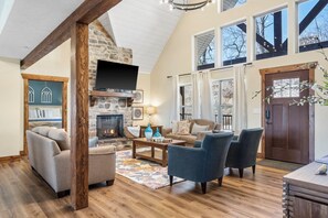 Smart-TV, Kamin, Videospiele, Tischfußball