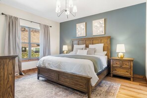 8 bedrooms, iron/ironing board, free WiFi, bed sheets - Lake View Escape - Sleeps 22, Game Room, Indoor Pool (Branson)