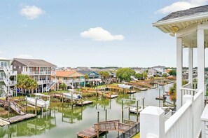 Property grounds - Fishful Thinking by Brunswick Vacation Rentals: Canalfront w/ Dock, Kayak & More (Ocean Isle Beach)