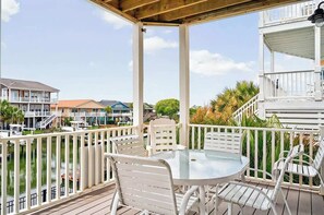 屋外ダイニングエリア