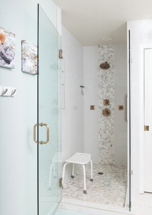 Combined shower/bathtub, hair dryer, towels, soap - Essential Quiet Escape (Sedona)