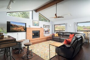 Smart-TV, Kamin, Bücher, Musikbibliothek