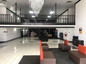 Lobby lounge - Shadeland Inn Indianapolis (Indianapolis)