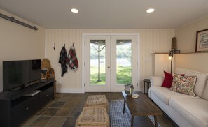 Téléviseur connecté, foyer, livres, sélection de films