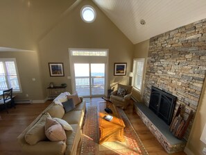 Téléviseur connecté, foyer, livres, sélection de films