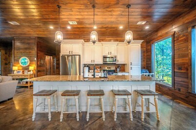 360 GORGEOUS VIEWS of Ouachita Forest: Private Cabin Sleeps 14!