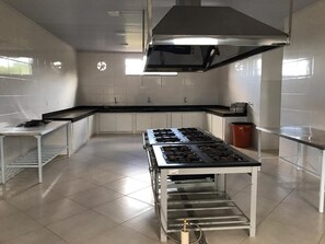 Basic Shared Dormitory (8 pessoas) | Shared kitchen | Fridge, microwave, oven, dishwasher - Sede Campestre Shekinah (Paranoa)