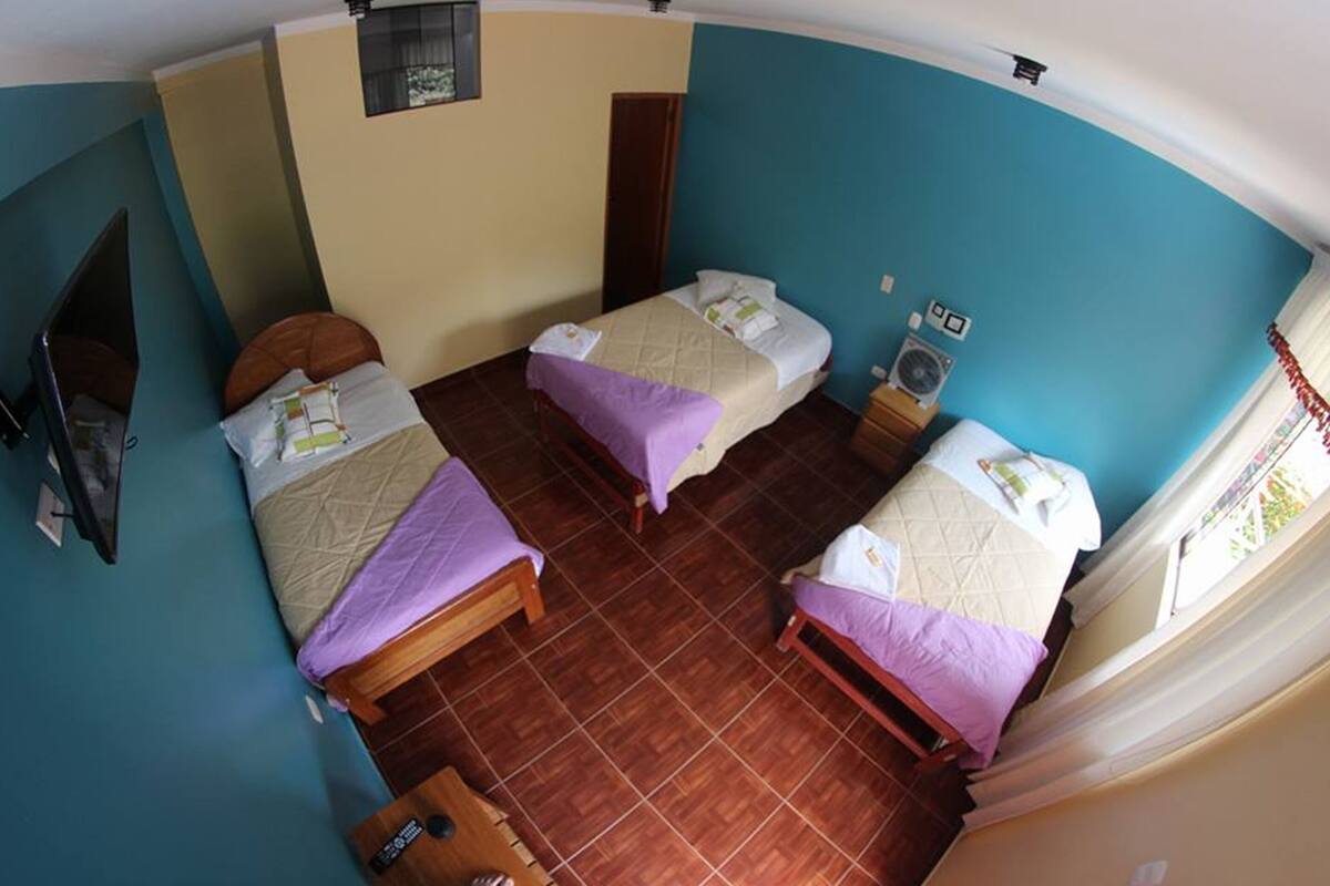 Triple Room, 3 Twin Beds | Ferros/tábuas de passar roupa, Wi-Fi de cortesia