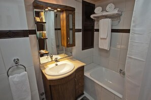 Bathtub, hair dryer, bathrobes, slippers - Queens Land Hotel (Jounieh)