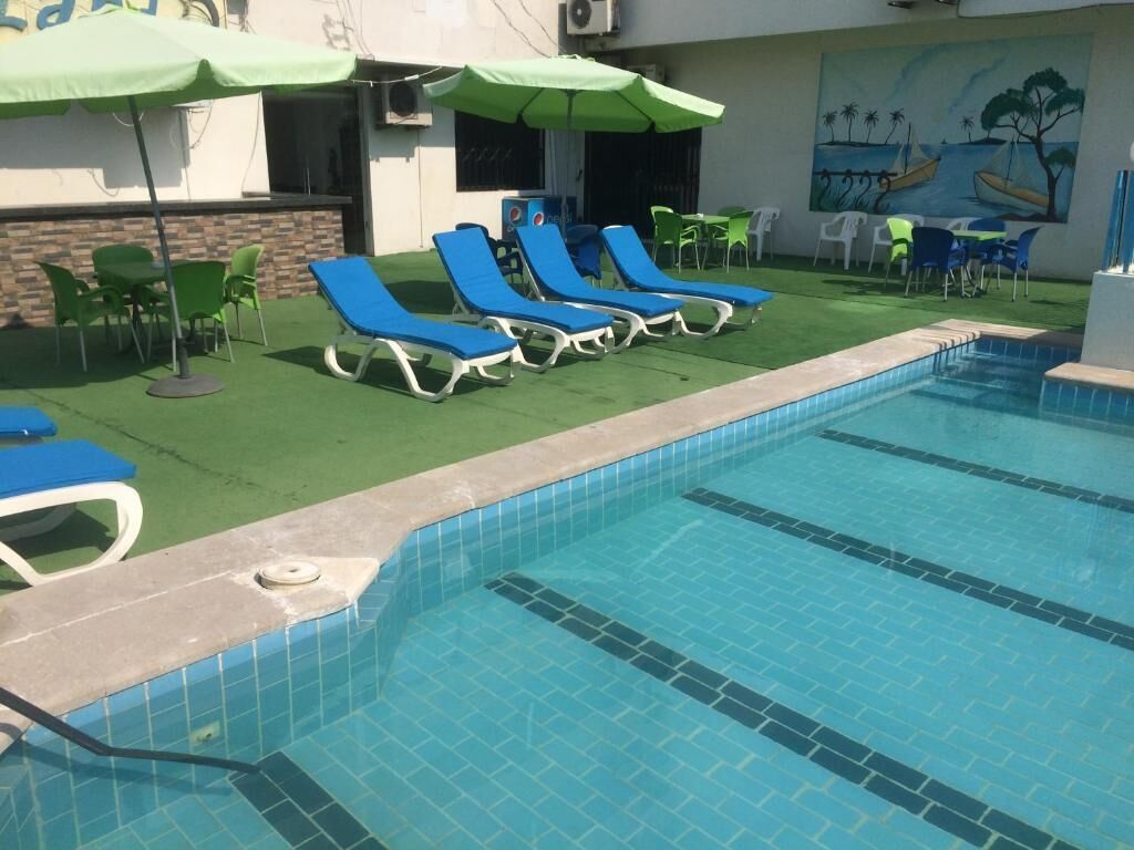 2 outdoor pools, pool umbrellas