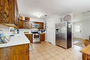 Cookware/dishes/utensils, spices
