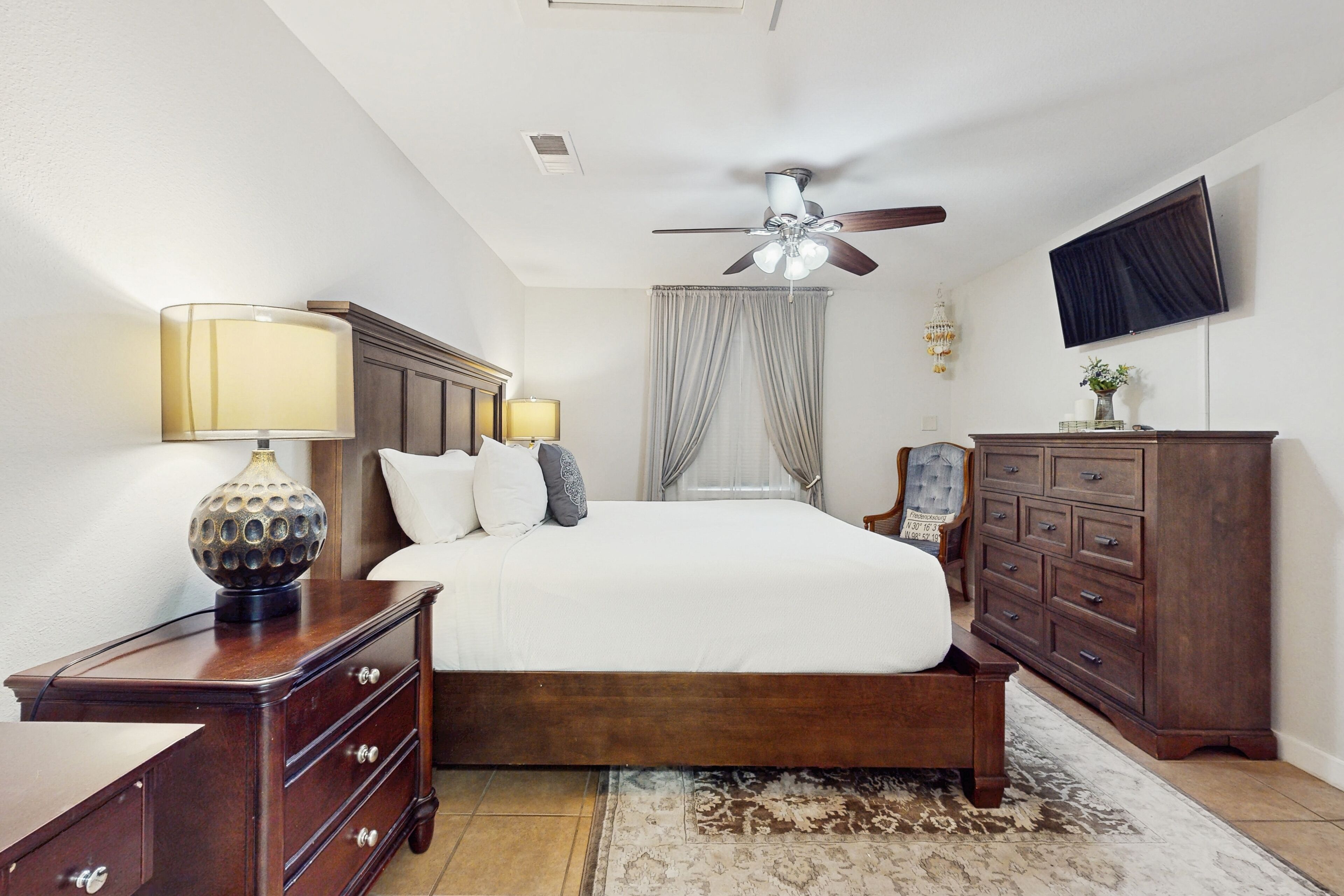 4 bedrooms, iron/ironing board, internet, bed sheets