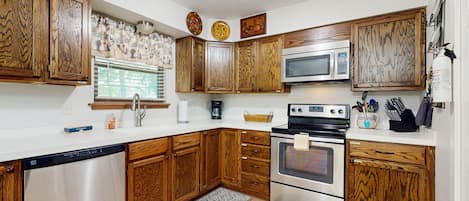 Cookware/dishes/utensils, spices