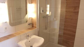 Dusche, Haartrockner, Handtücher