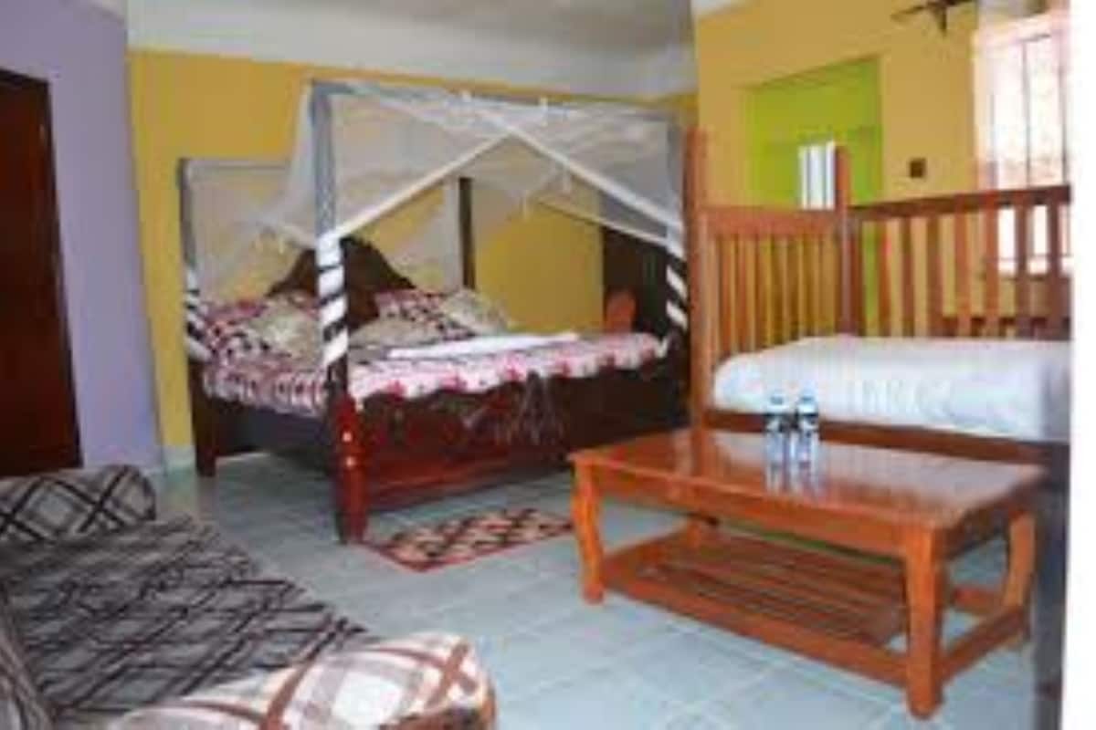 Standard Room | Desk, laptop workspace, iron/ironing board, free WiFi