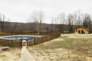 Una piscina al aire libre de temporada