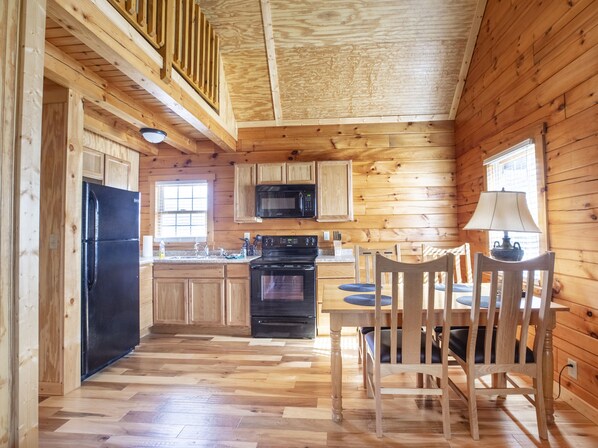 Ferienhütte, 2 Schlafzimmer | Essbereich im Zimmer