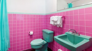 Free toiletries, towels, soap, toilet paper - OYO Hotel Dalton PA I-81 (Dalton)