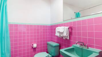 Amenidades de baño gratuitas, toallas, jabón, papel de baño